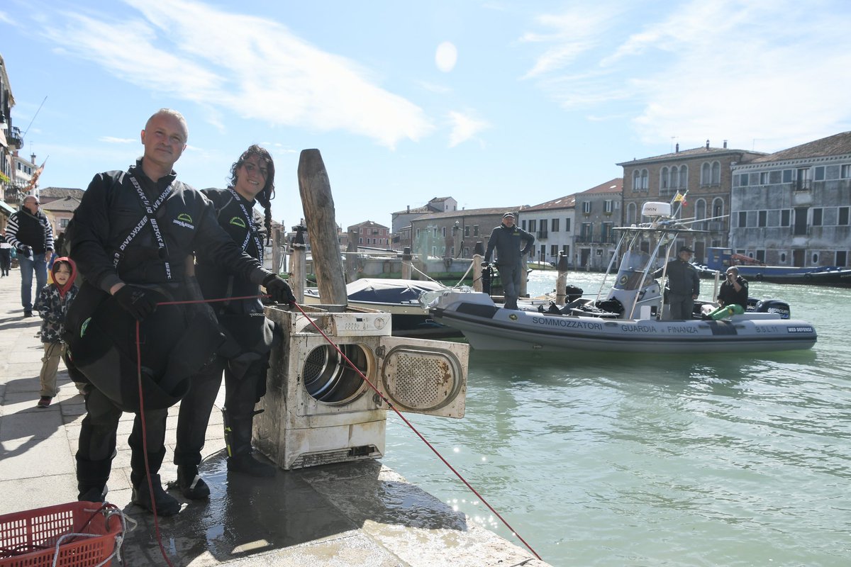 comunevenezia's tweet photo. 🤿 Ultima #immersione della stagione per i @GondolieriSub volontari!
🔹 Questa mattina i sommozzatori, per la prima volta, si sono immersi nelle acque dei canali dell’isola di #Murano con la collaborazione del Nucleo Sommozzatori della Guardia di Finanza di Venezia. https://t.co/W4xQqP8Zt7