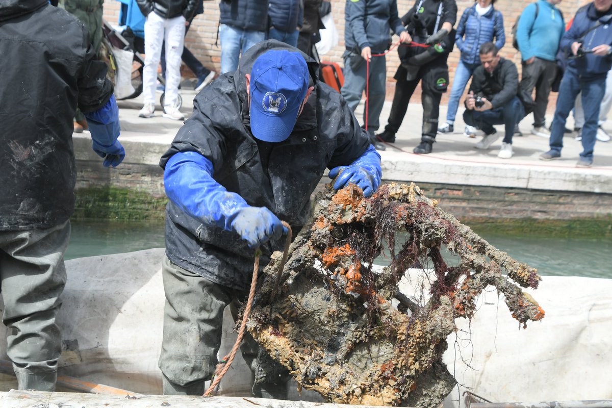comunevenezia's tweet photo. 🤿 Ultima #immersione della stagione per i @GondolieriSub volontari!
🔹 Questa mattina i sommozzatori, per la prima volta, si sono immersi nelle acque dei canali dell’isola di #Murano con la collaborazione del Nucleo Sommozzatori della Guardia di Finanza di Venezia. https://t.co/W4xQqP8Zt7