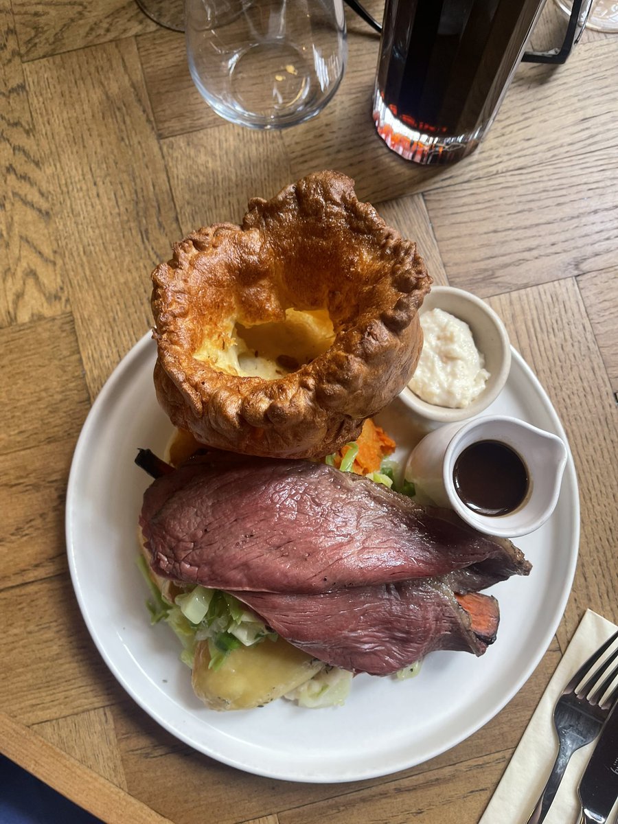 Sunday lunch…you in? 👩‍🍳

#food #foodie #sundayroast #sunday #roast #sundayfunday #friends #family #wandsworth #southlondon #london #publife 

@YoungsPubs