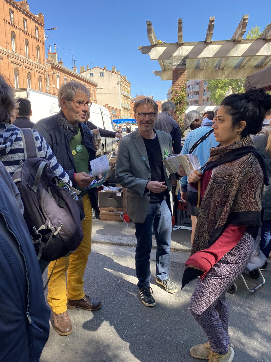 Tractage ce matin au marché de Saint Aubin à #Toulouse avant la manifestation contre l'#A69 ✊ 🇪🇺Pour une Europe plus juste, plus solidaire, qui protège le vivant, le 9 juin prochain, un seul geste compte : le bulletin vert avec @marietouss1 🌻 #Europeennes2024