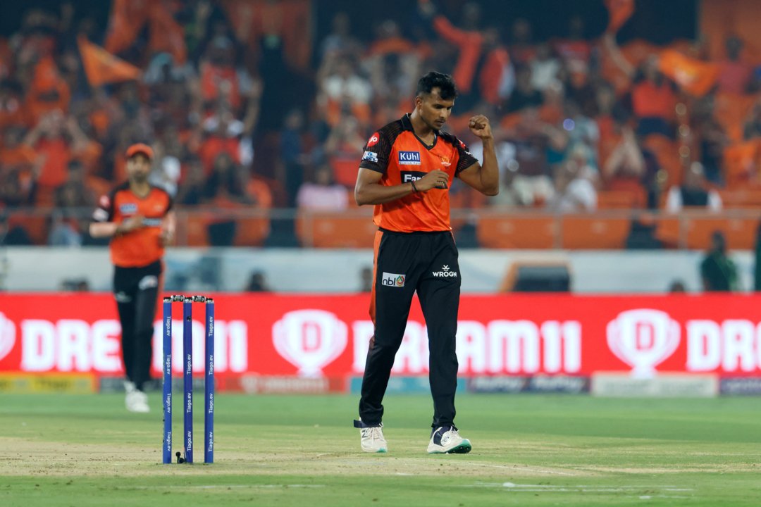 What a performance from Natrajan !! He was absolutely amazing !! In a game where DC made 199,he had an economy of about 4 & had 4 wickets as well 🤝🏻 top stuff from a top bowler,hope he continues this 🔥 #DCvsSRH • #Natrajan • #DCvSRH