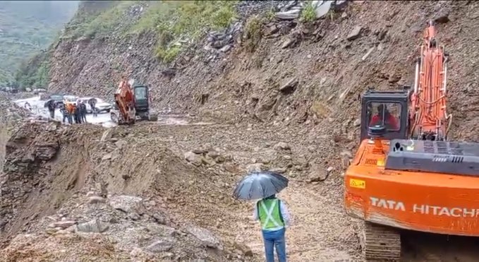 Restoration work is in progress on National Highway. Moreover, after getting green signal by BEACON authorities, stranded LMVs released from Sonamarg towards Kargil: J&K Traffic Police

@Traffic_hqrs

#trafficupdate #jammukashmir