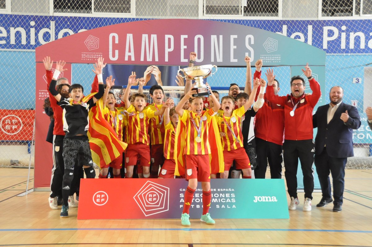 FCF_CAT's tweet photo. 30’ | 1 - 0 | 𝐅𝐈𝐍𝐀𝐋 𝐀 𝐒𝐀𝐍 𝐏𝐄𝐃𝐑𝐎 𝐃𝐄𝐋 𝐏𝐈𝐍𝐀𝐓𝐀𝐑 ❗️

🏆 𝐂𝐀𝐌𝐏𝐈𝐎𝐍𝐒 𝐃'𝐄𝐒𝐏𝐀𝐍𝐘𝐀 🏆

🟡🔴 Catalunya sub 12 masculina s'imposa per la mínima a @RFAF amb un gol d'Emir Isai Montoya

👏🏽 𝐸𝑛ℎ𝑜𝑟𝑎𝑏𝑜𝑛𝑎 𝑐𝑎𝑚𝑝𝑖𝑜𝑛𝑠❗️

#CampionatsEspanyaFS https://t.co/pSCrPzsoX5