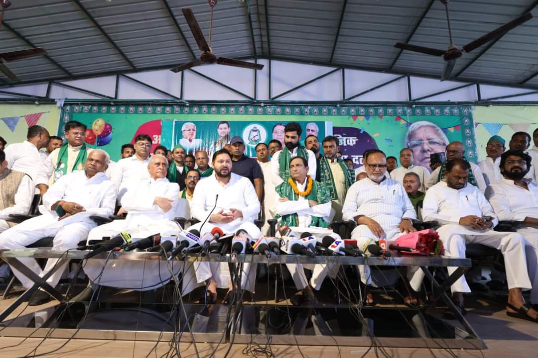 mehboob_kaiser's tweet photo. सामाजिक न्याय के पुरोधा राजद सुप्रीमों आदरणीय  @laluprasadrjd जी और बिहार के पूर्व उपमुख्यमंत्री युवा सम्राट @yadavtejashwi जी ने जो 17 साल बनाम 17 महीने में काम करके कृतमान स्थापित किए है वह अतुलनीय है। और इससे प्रभावित होकर 
#Rjd #TejaswiYadav #virals #LaluYadav https://t.co/dmsmrVR0v9