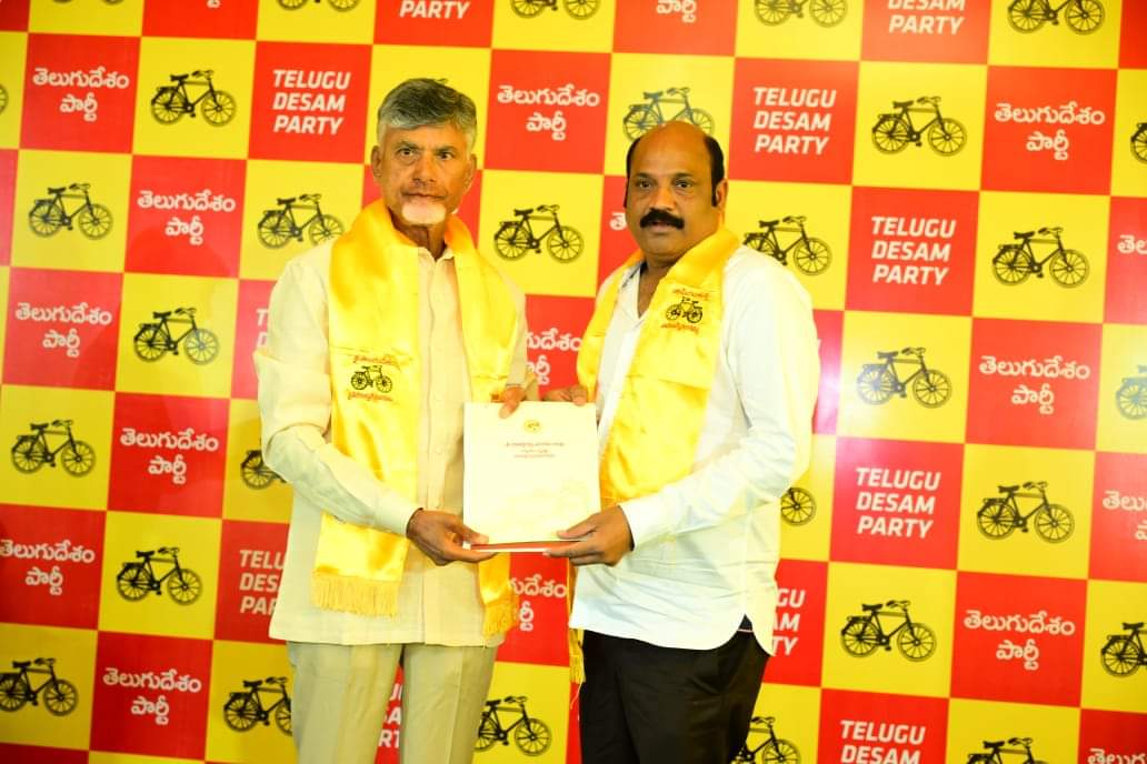 టీడీపీ అధినేత నారా చంద్రబాబు నాయుడు గారి నుంచి బీఫామ్ అందుకున్న గన్నవరం నియోజకవర్గ టీడీపీ-జనసేన-బీజేపీ కూటమి ఎమ్మెల్యే అభ్యర్థి యార్లగడ్డ వెంకట్రావు గారు..
.
#YarlagaddaVenkataRao #TDPJSPBJP #MLAcandidate #Gannavaram #voteforTDP #BhavishyathukuGuarantee #YarlagaddaforGannavaram