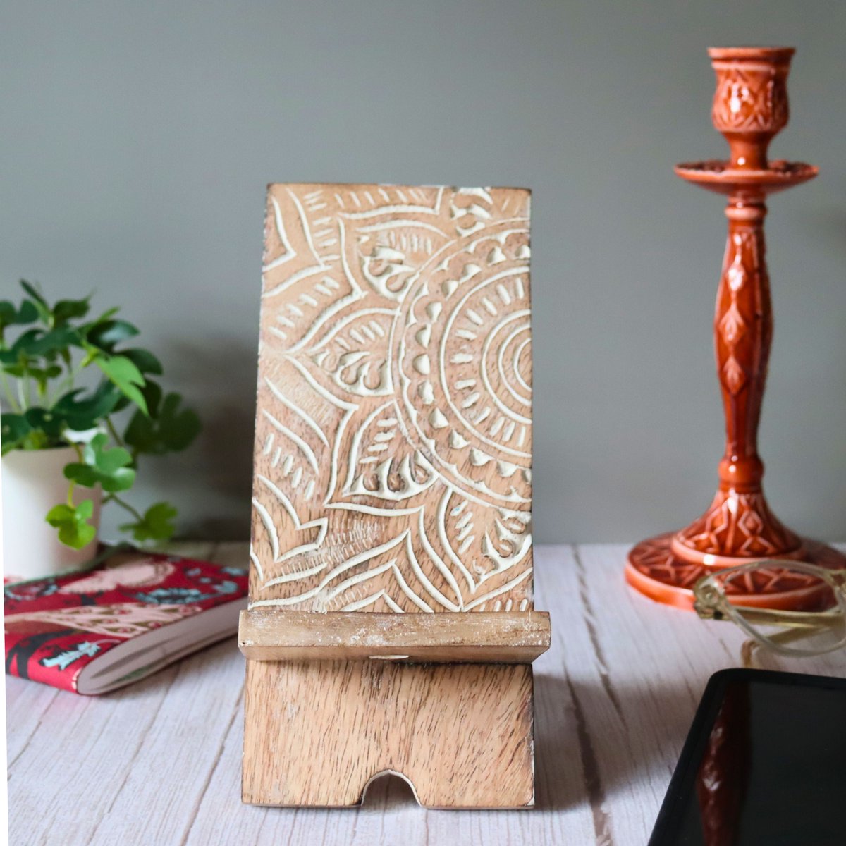 Handmade with love and attention to detail, this unique phone stand beautifully merges style and practicality
aksahomedecor.com/products/manda…

#fairtrade #homedecor #interiordesign #fairtradedecor #ethicalhomewares #fairtradegifts #shopfairtrade #homedecorations #consciousconsumerism