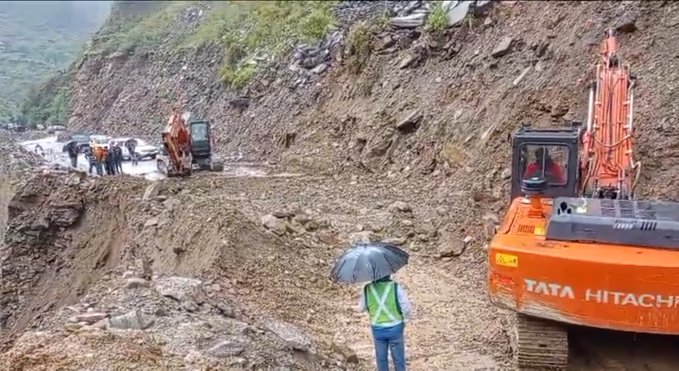 Restoration work is in progress on National Highway. Moreover, after getting green signal by BEACON authorities, stranded LMVs released from Sonamarg towards Kargil: J&K Traffic Police

@Traffic_hqrs
 
#trafficupdate #jammukashmir