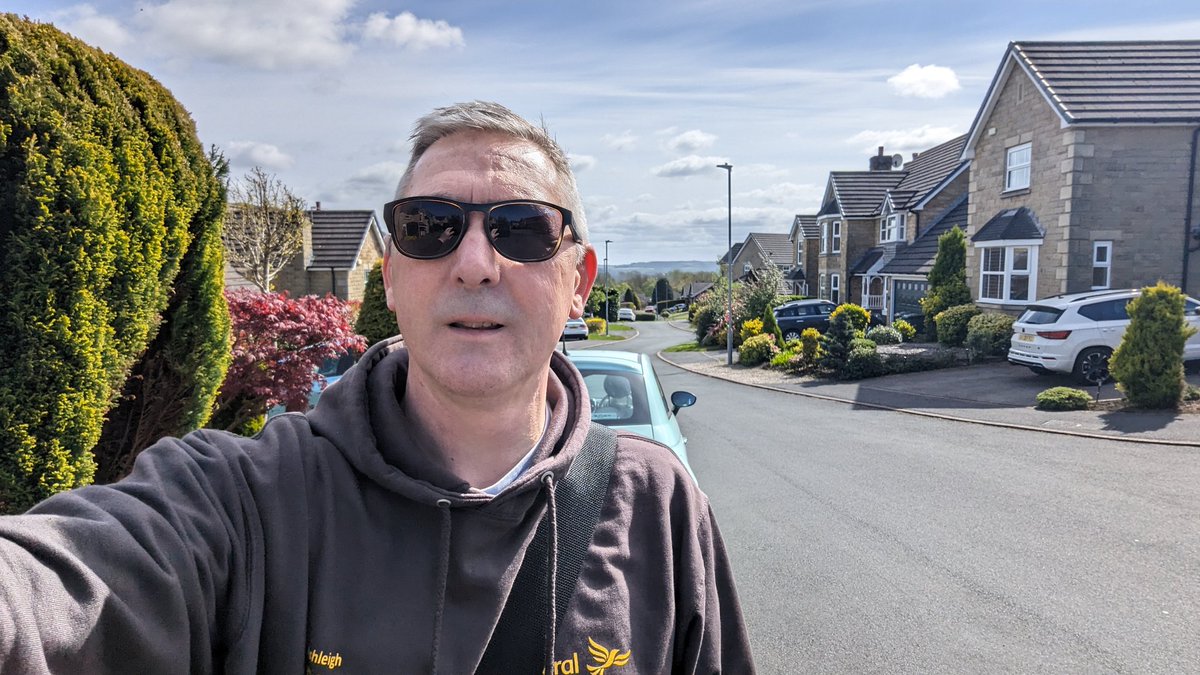 Beautiful morning to be delivering our positive message to residents in #Birkby
On 2nd May #VoteLocal #VoteLibDem #ROBINSON for a local champion and cleaner, greener, safer communities across #Lindley