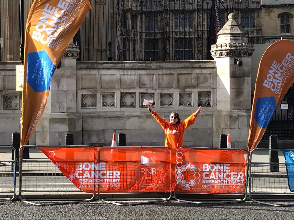 We’re here cheering on all our @LondonMarathon runners at mile 13 and 21 in Shadwell and mile 25 in Westminster 

Look out for our orange banners, you’ve got this! 🧡

#BoneCancer #TeamBones #TCSLondonMarathon
