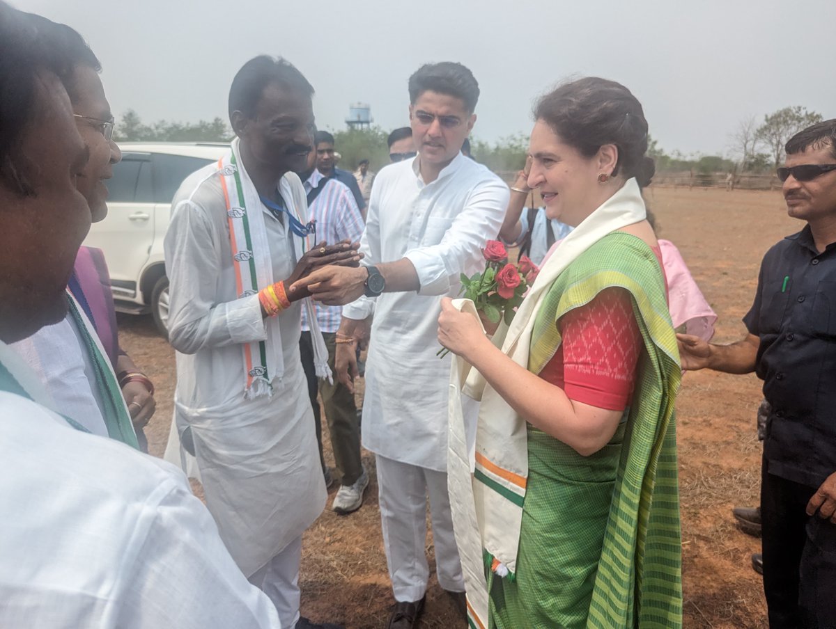SachinPilot's tweet photo. छत्तीसगढ़ के बालोद पधारने पर कांग्रेस महासचिव श्रीमती @priyankagandhi जी का स्वागत किया।

@INCIndia @INCChhattisgarh https://t.co/r2v4z7Sh04