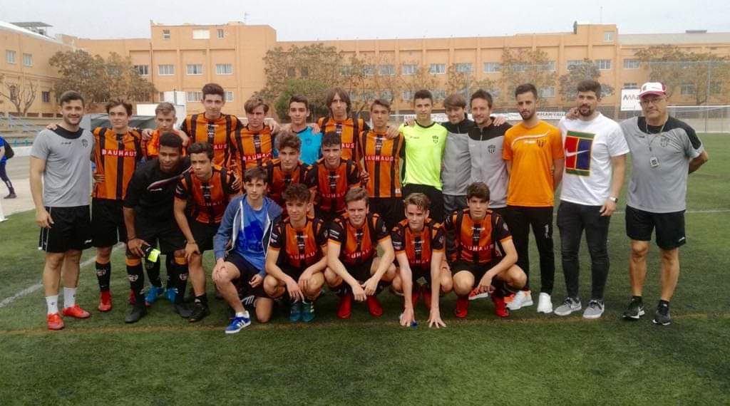sergiovidalvia's tweet photo. En esta foto hay mucho fútbol.
Que gran época y que gran equipo.
@loicwilliams_ @TarregaCesar @mariosese @MarcoTosca17 @diegooreal10 https://t.co/HNw6SmNhQ3