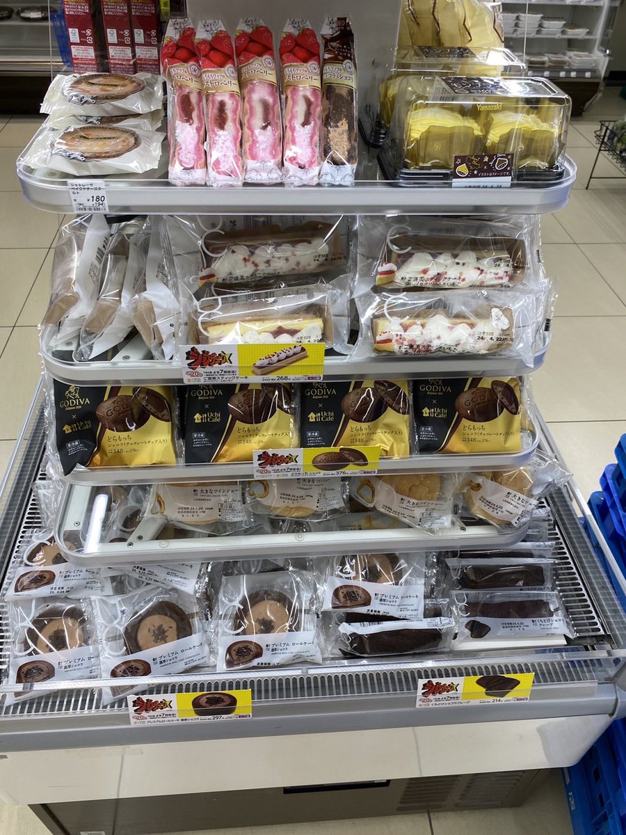 ChocolateJP2's tweet image. ทุกคน!!!!! ✨อยากแนะนำของหวานที่ LAWSON 🇯🇵ญี่ปุ่นมากๆเลย เมื่อวานดูรายการ TV 🧑🏻‍🍳มีเชฟมาชิมแล้วตัดสินให้ผ่านหรือไม่ผ่าน พอชิ้นไหนที่เชฟให้ผ่านเท่านั่นแหละอยากไปตำตามเลย ✨😍รุ่งเช้าวันนี้รีบไปเลยจ้า ปรากฎว่าสินค้าที่ติดอันดับ 1-6 หมดเกลี้ยง 😂🤣ไม่ค่อยอยากกันเลยนะคนญี่ปุ่น…