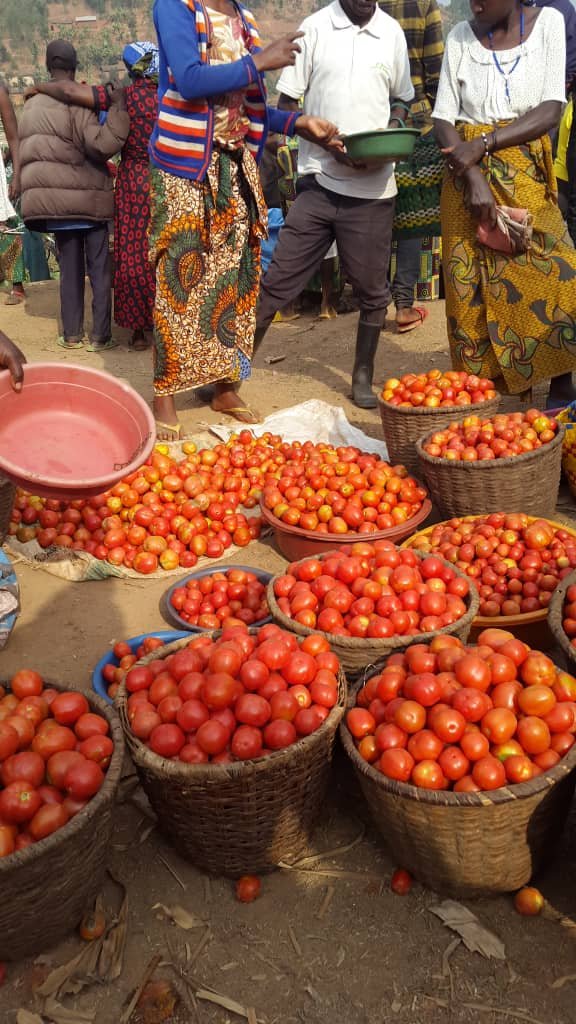 '🌱 Choosing locally produced food isn't just about flavor, it's about reducing our #CarbonFootprint one meal at a time. By supporting nearby farms & producers, we're cutting down on transportation #emissions & promoting a more sustainable #foodsystem.