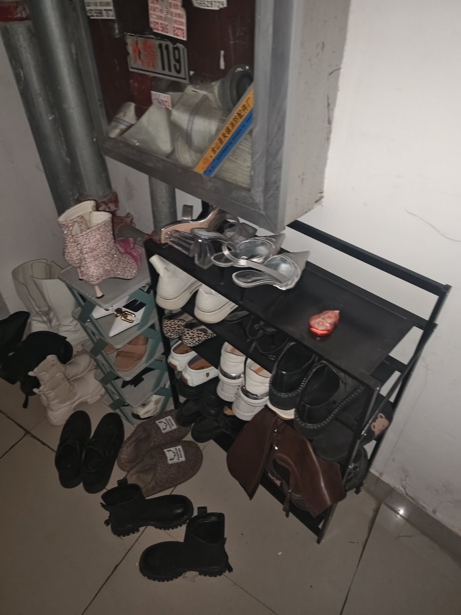 kFkDadeJk9P3OC0's tweet photo. 回访上一贴，8楼的发现多了一双银白色高跟，37码，这种是不是夜店女穿的，太骚了吧，真要我的命啊，射上抹匀放回 #扫楼打胶 https://t.co/2w9VXUKLMZ