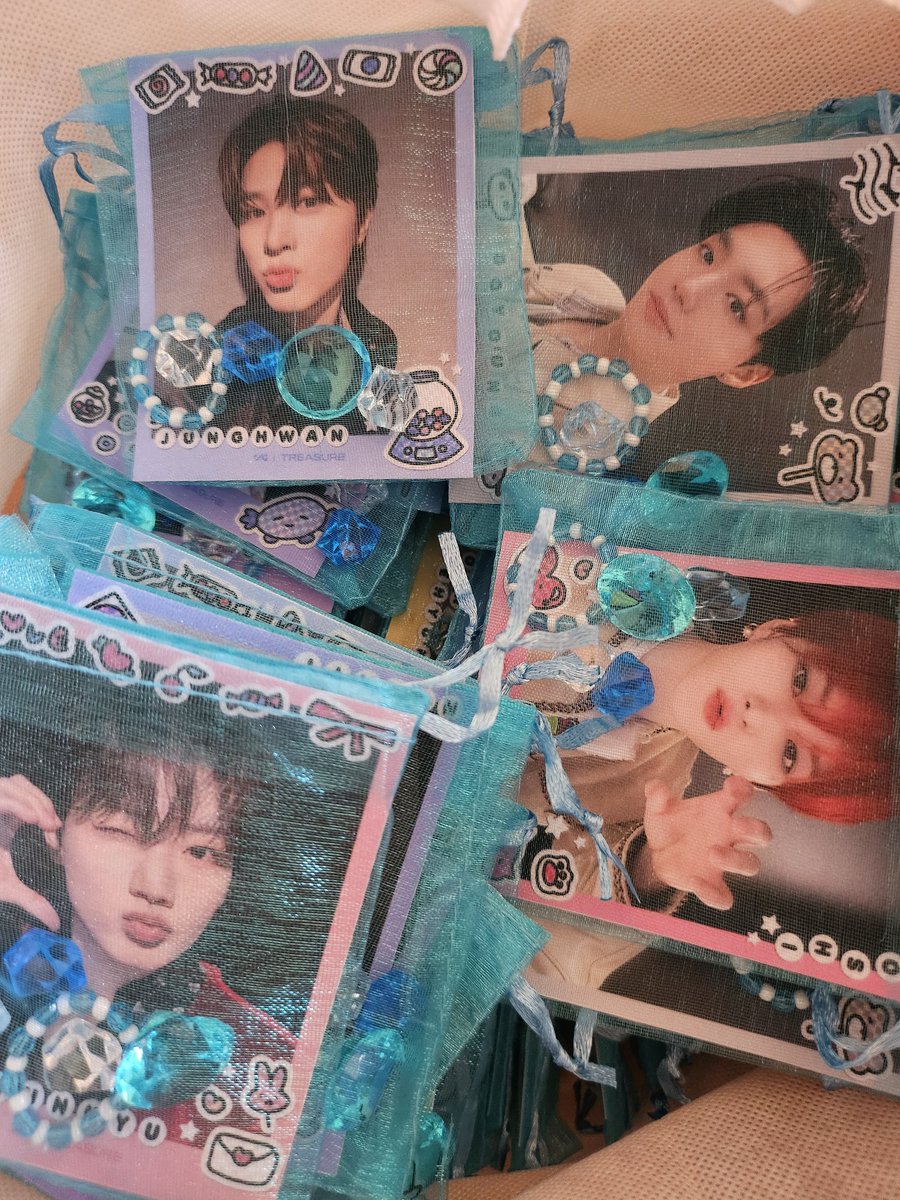 Hi~ I will be giving these freebies on #TREASURE_REBOOT_IN_MANILA ✨️ ☆May 04, 2024 ☆1:1 (limited only) ☆open for trades~ ☆location: tba ☆kindly tag me if you get one ☆mbf, rt & like Don't hesistate to approach me on d-day~🩵