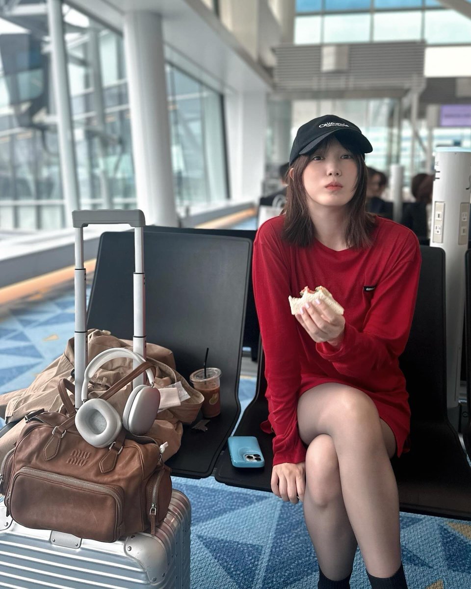 え、ふつうに空港居るの？？
こんな生足出して、サンドウィッチ食べながら？？？
VIPラウンジ使ってくれ？？？