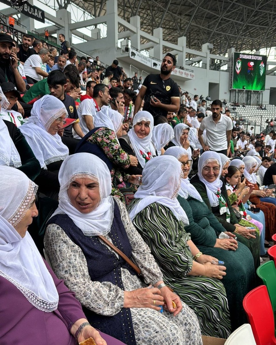 serkancdm's tweet photo. Sadece bi spor kulübü değildir #Amedspor https://t.co/B8mV612aIe