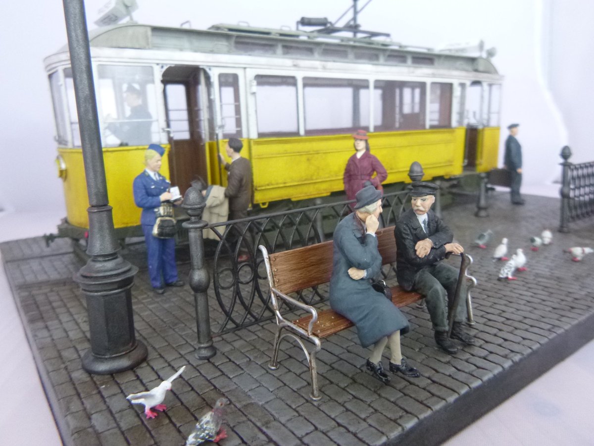 hiyaashi2021's tweet photo. #MINIART #pigeons #tramcar
#bigset #MA38009 #路面電車
#MA38036
ミニアートの路面電車セット、ようやくフィギュア全員と、駅の街灯とか一式、完成しました!ミニアートの鳩も一緒。
リスボンの黄色いトラムをイメージしています。行き先表示も実際の28番線の駅名を自作デカールで再現しました。 https://t.co/IXKw3MDVFv