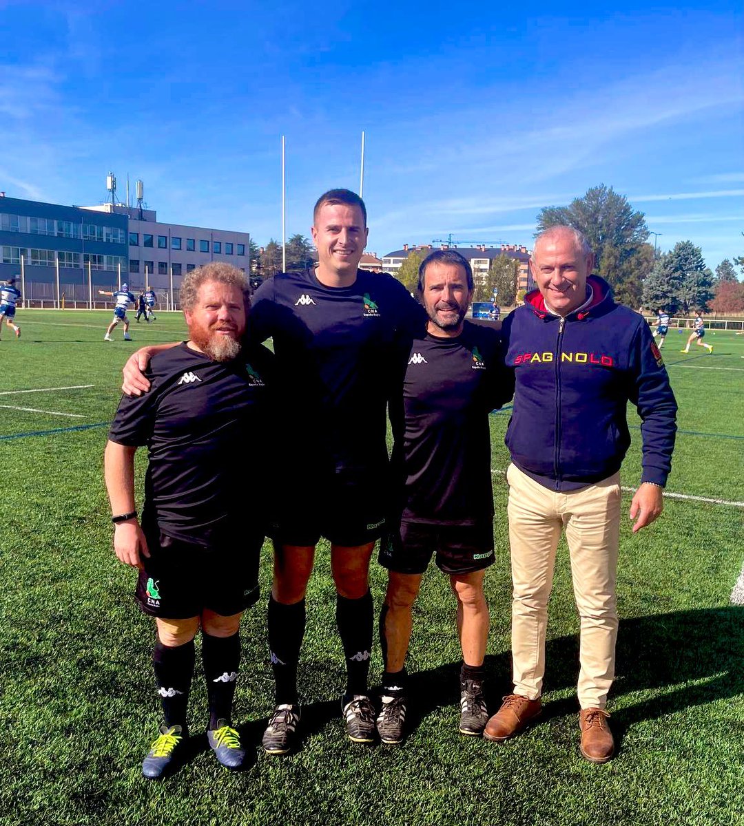 Lo de Andoni Susperregui felicitando a sus linieres por estar encima de las jugadas me está encantando.

Me sorprende que se comunique con su equipo en Euskera, pero me encanta.