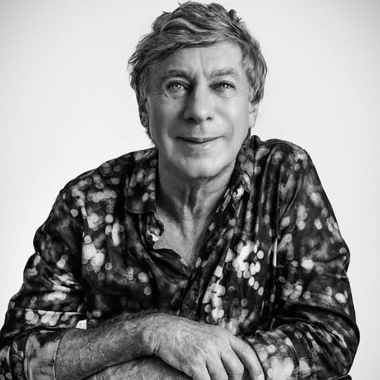 🎶 Nossa linda juventude
Página de um livro bom
Canta que te quero, gás e calor
Claro como o sol raiou
Claro como o sol raiou

Maravilha, juventude
Pobre de mim, pobre de nós
Via láctea, brilha por nós
Vidas pequenas da esquina

Fado, sina, lei, tesouro
Canta que te quero bem