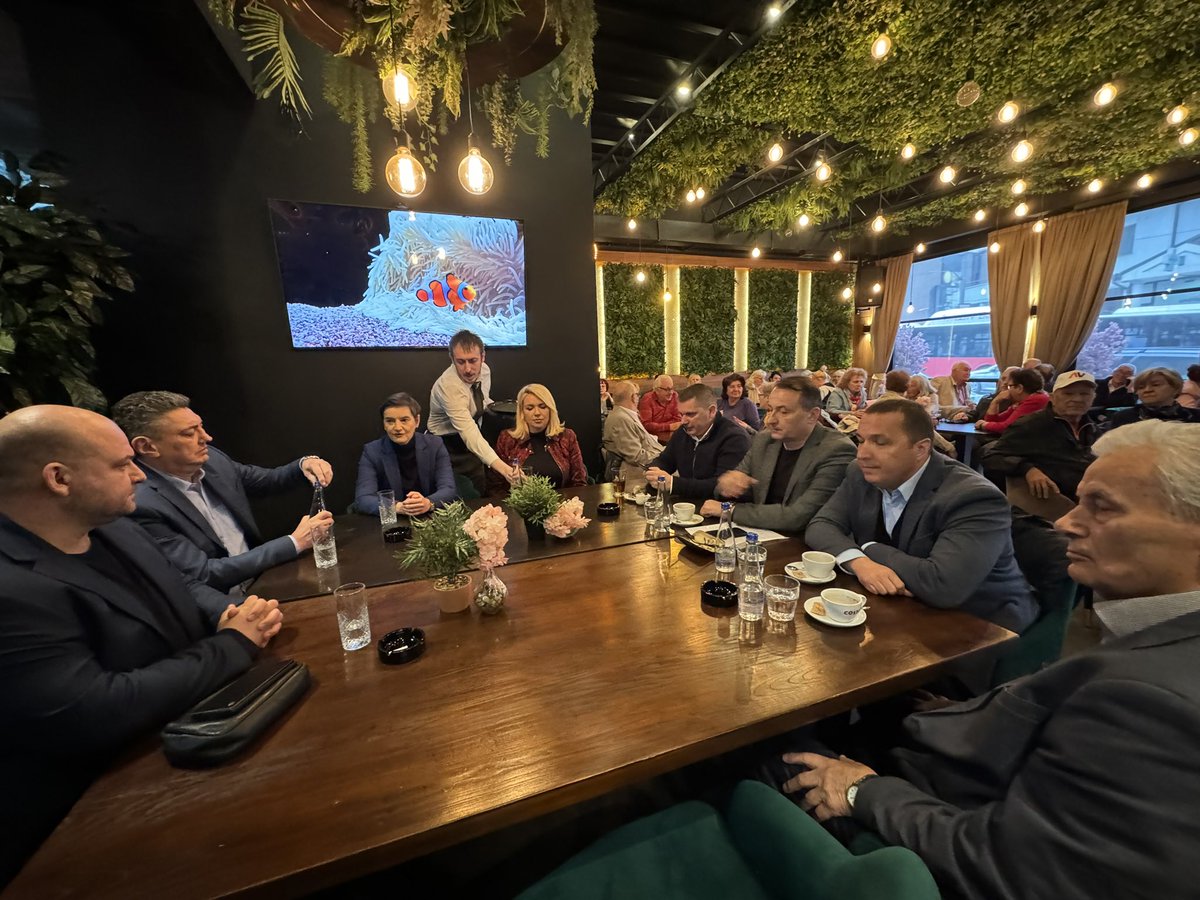 mandic88's tweet photo. Druzenje sa Čukaričkim penzionerima.
#socijalistibeograd
#beogradsutra https://t.co/0byU9Uym6n