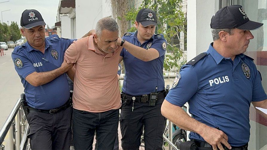 Adana'da polise silah doğrultan Seyhan Belediyesi'nin Temizlik İşleri Müdürü Selahattin Ş. tutuklandı

Polise doğrulttuğu tabanca ile şarjör ve 16 fişeğe el konuldu

Araçta yapılan aramada 28 gram sentetik uyuşturucu ele geçirildi