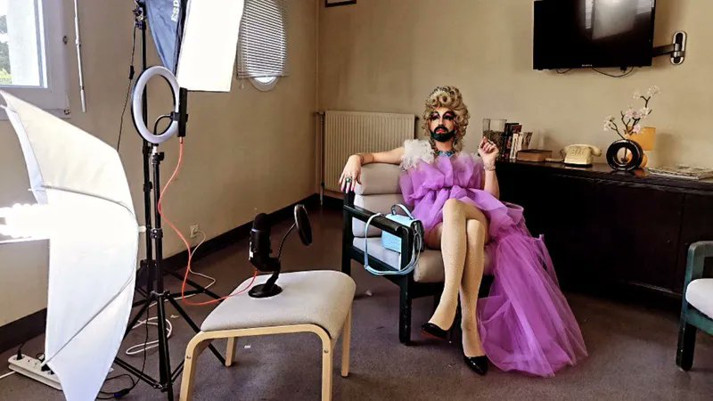 F3PaysdelaLoire's tweet photo. VIDEO: A la recherche d'un sens à donner à son art, la "Baronne Usse", une drag queen populaire sur TikTok, a décidé de se rendre dans des EHPAD pour redonner le sourire aux résidents et leur permettre de raconter leur histoire. 👠👗👴🧓
►https://t.co/GpfsZvKR2H
#Drag #EHPAD https://t.co/o4TBCKWko7