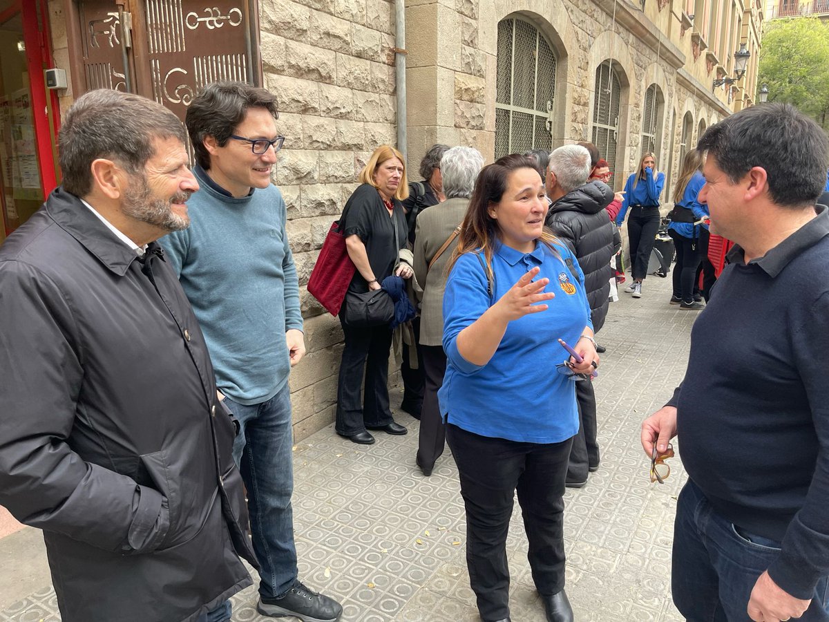 Trobada de Cors i Bandes del #Raval en homenatge a Josep Anselm Clavé, just el dia en que es compleixen 200 anys del seu naixement. Magnífic pòrtic cap a la Festa de #SantJordi! @TotRaval amb Jordi Farrés al capdavant. @LEMiJPC #Barcelona