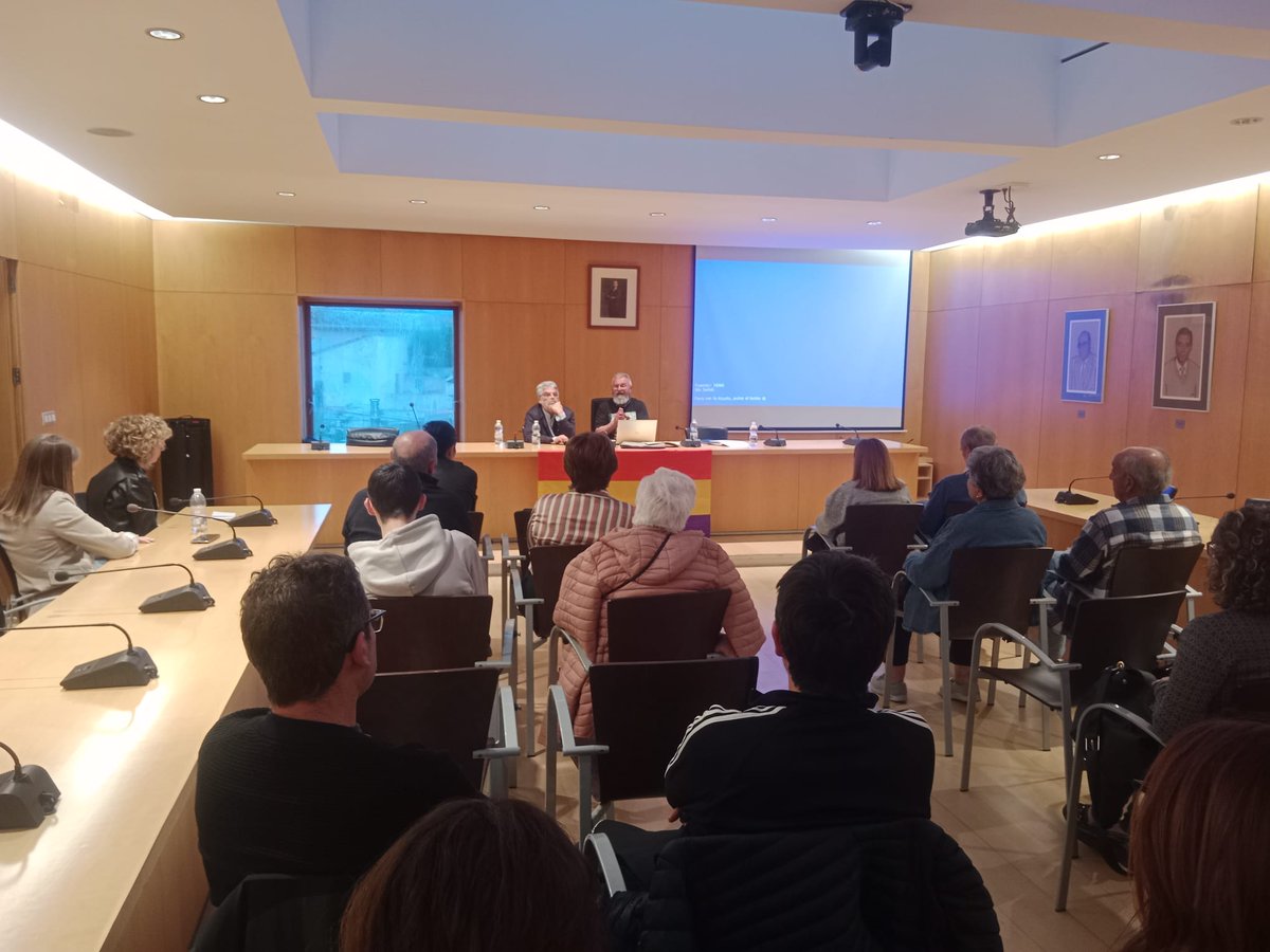 📢Francisco Carrión, profesor #UGR y secretario de <a href="/IAG_UGR/">Instituto Andaluz de Geofísica</a>, junto a Rafael Gil, profesor de Historia Contemporánea #UGR, presentaron ayer en <a href="/Ayto_Orgiva/">Ayto de Órgiva</a> el proyecto de las fosas del Barranco del Carrizal

🔎En la primera fase se está llevando a cabo la localización de las fosas