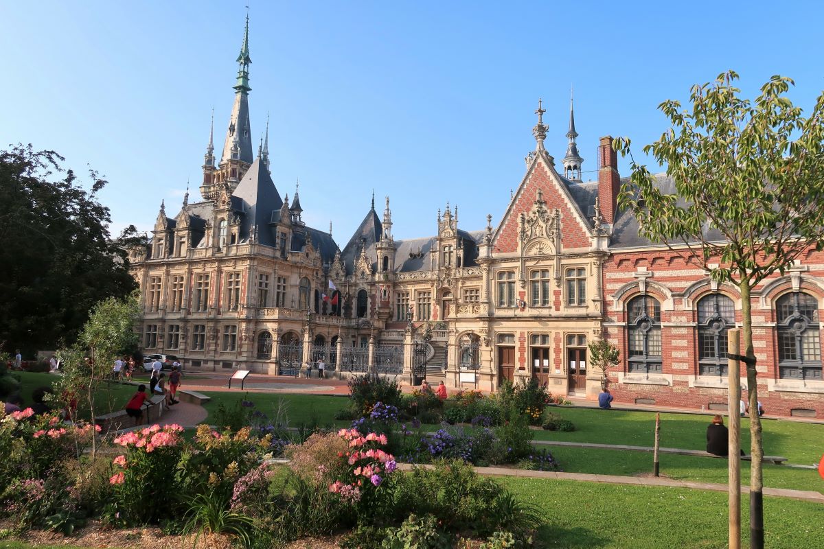 (Re)connaissez-vous ce palais normand ? Construit à la fin du XIXe siècle, il abrite aujourd'hui un musée, des caves et une distillerie. 

Découvrez la réponse sur notre compte Instagram <a href="/explorefrance/">explorefrance</a> 👉 bit.ly/3NRAcVT

#ExploreFrance 
@Normandie 

📷 Adobe Stock