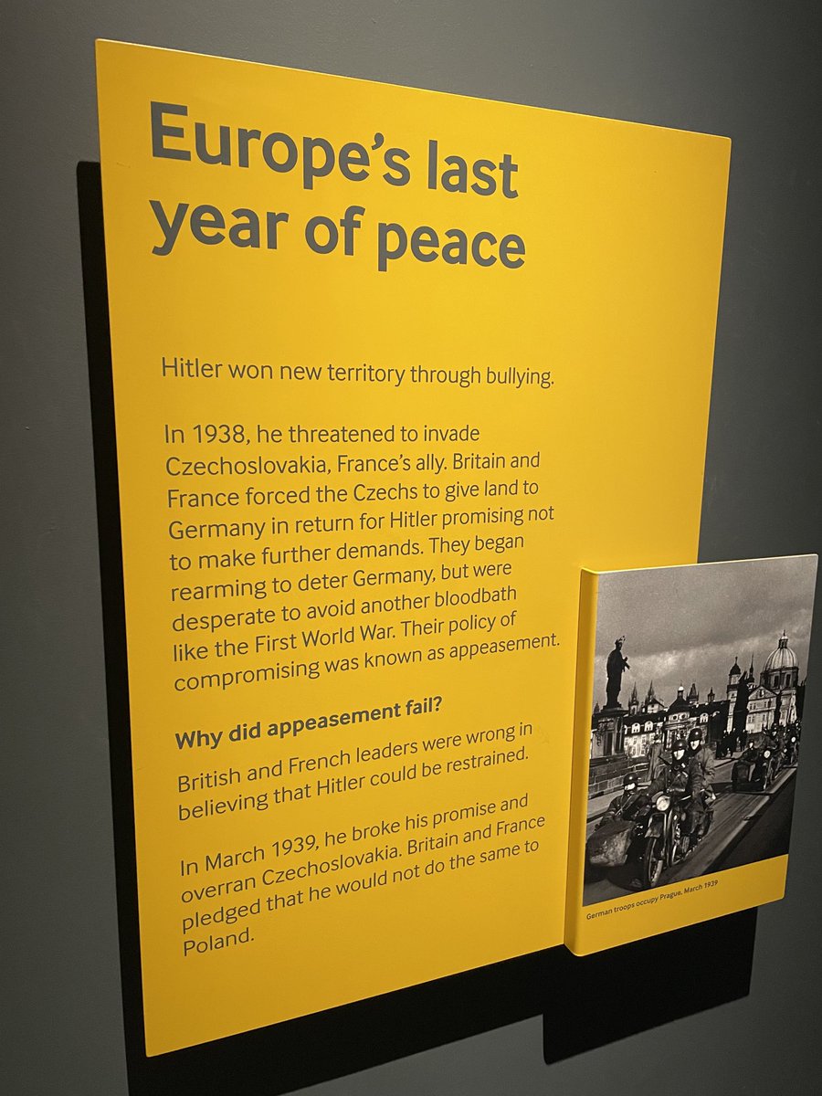 På Imperial War Museum i London. Blir stående framför denna korta text. Historien upprepar sig inte, men den rimmar. Död åt Putin!