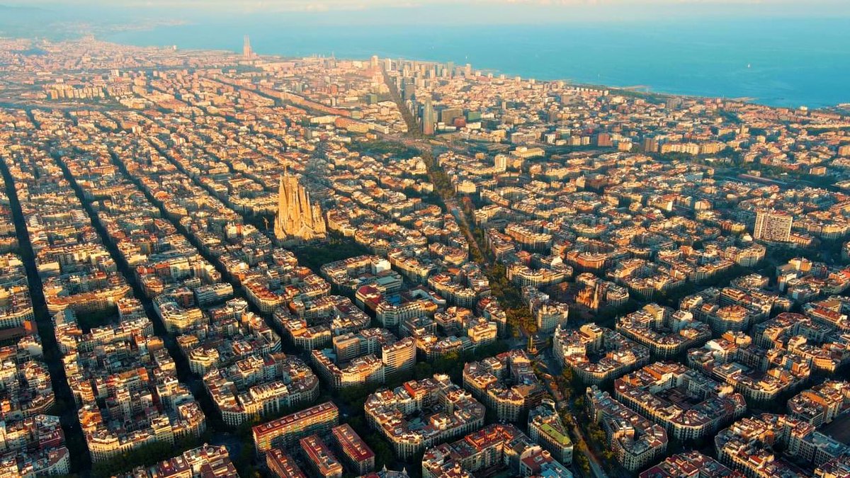 #Barcelona 🇪🇸 reflects an urban commitment to create a healthy and efficient city. Much credit goes to urban planner Ildefons cerdà who proposed strict grid pattern of equally sized blocks. Barcelona city council did an exceptional implementation.