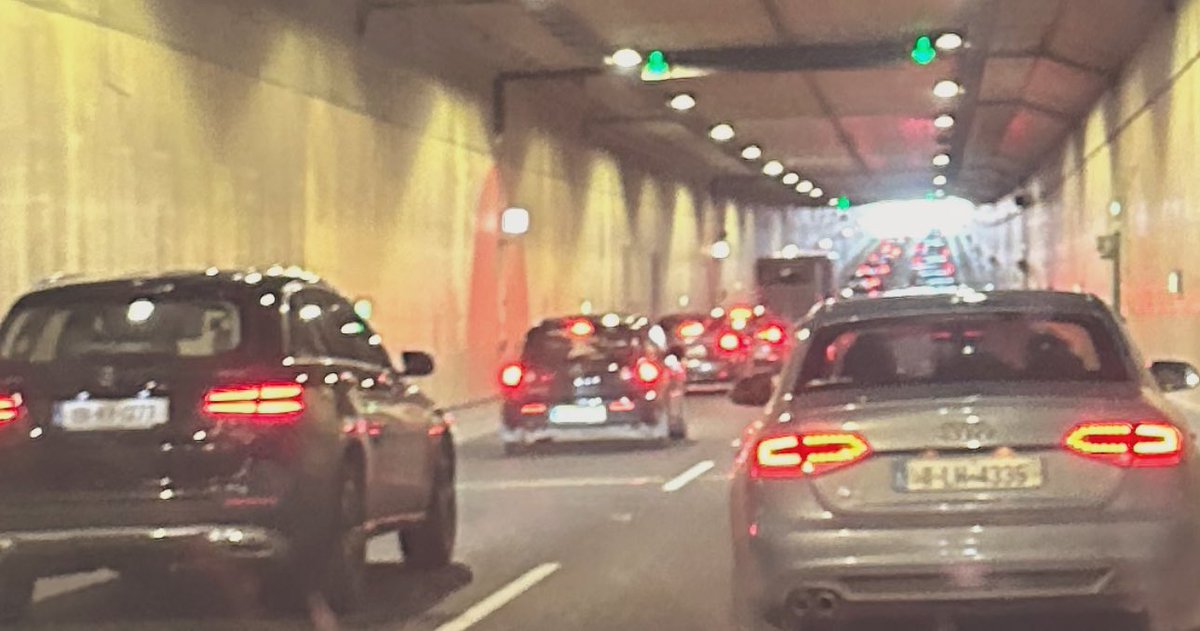 BrennanEoin's tweet image. Tunnel vision! Big queues already on their way to Ennis #ClarevLimerick