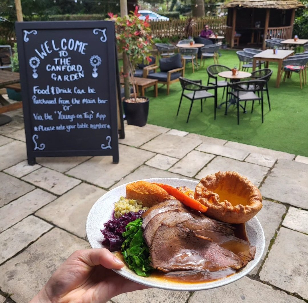 Who's joining us for a Sunday lunch in the garden today ? 

#roastsinthegarden #pubgarden #youngspubs #youngsclassics #youngsroasts #canfordcliffs #poole #sundaysinthesun #youngspublife