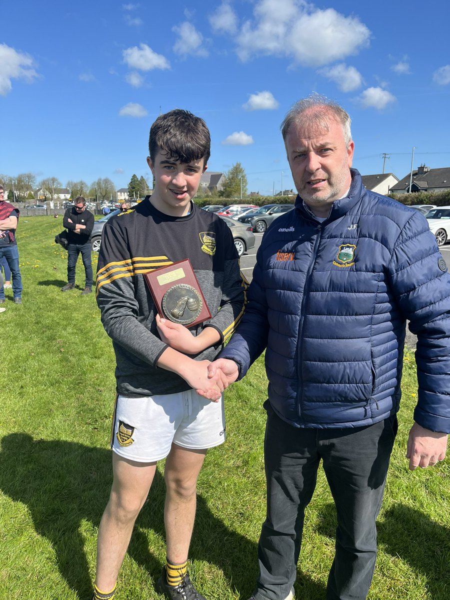 💙💛 Tipperary Peil Na nÓg Division 6 Final 💙💛 Congratulations to Upperchurch Drombane who picked up the Division 6 with a victory over Moneygall. John Fahey presenting Sam Hackett with the Trophy