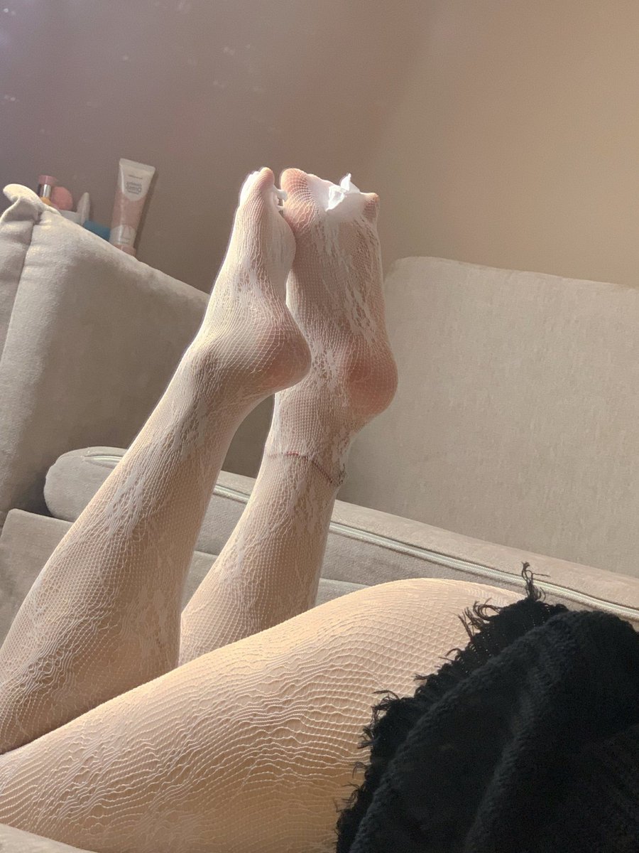 ayda_moy's tweet photo. 脚边给你留了位置 自己跪吧🥱
#女S调教 #羞辱 #足控 #贱狗舔脚 https://t.co/K7HU1Dhu5v
