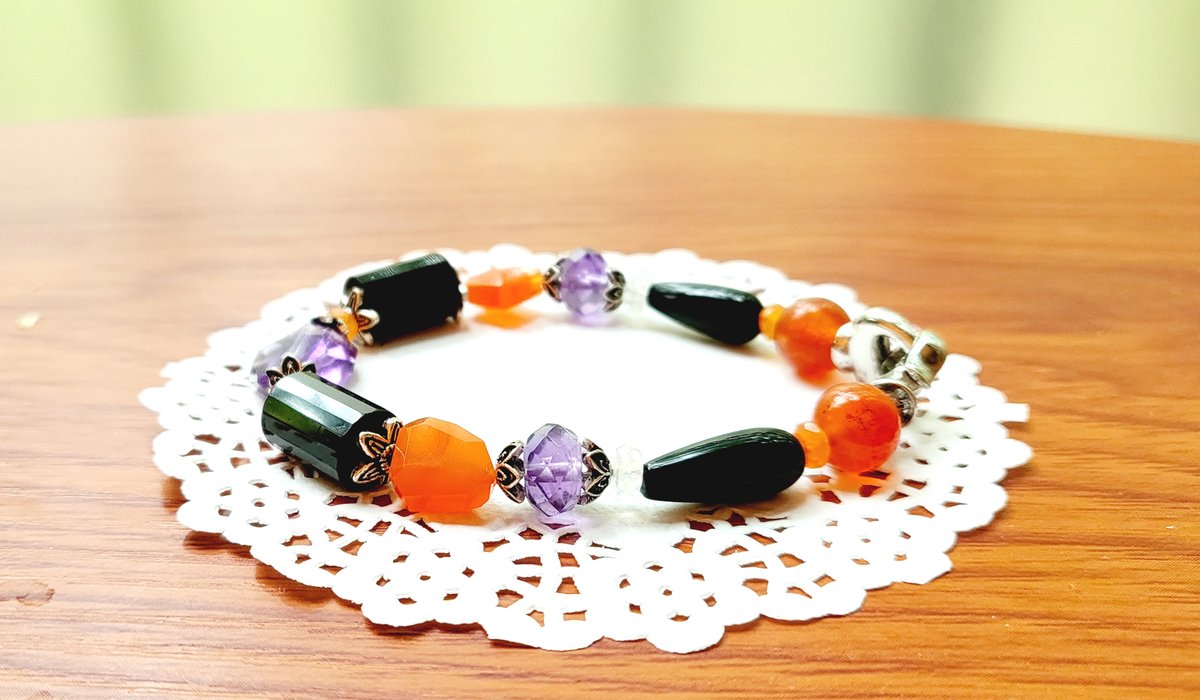 blog.naver.com/haje16/2234225…

[원석팔찌 - 카리스마 / 이토 후미야 모티브 컨셉 팔찌(B타입)]

ㄷ님 요청으로 제작된, 이토 후미야 컨셉의 원석팔찌입니다.
특별히 볼드하고 묵직한 형태를 요청주셨습니다. 감사합니다:)