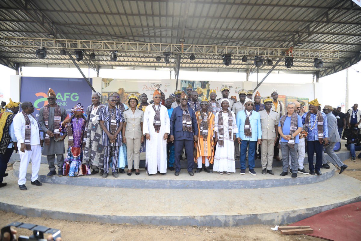 La 2éme édition du festival de la culture Senoufo, le Porlahla, initié par mon aîné, le Min. Koné Dossongui, s’est tenue à KOUTO ce samedi et a connu, de l’avis de tous, un succès écalant. Aux côtés du Ministre d'État, Ministre de la Défense, Téné B. Ouattara et de mes collègues…