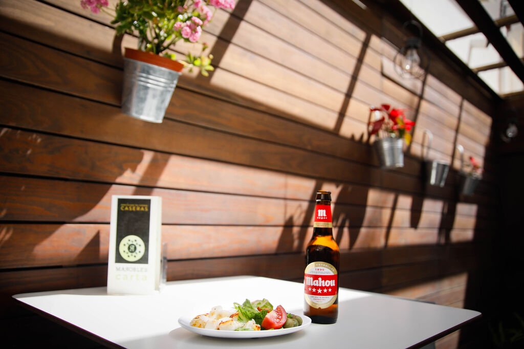 OKCarolus's tweet photo. Al compás del reloj se funden los últimos desayunos de la mañana con las primeras tapas del mediodía
Un aperitivo en el 'Robles', medio siglo de un bar capaz de explicar la historia del #Zapillo y de toda Almería
Reportaje en @DiarioDAlmeria
https://t.co/PlnO2odnop https://t.co/XTko6L25kQ