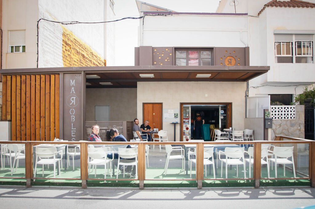 OKCarolus's tweet photo. Al compás del reloj se funden los últimos desayunos de la mañana con las primeras tapas del mediodía
Un aperitivo en el 'Robles', medio siglo de un bar capaz de explicar la historia del #Zapillo y de toda Almería
Reportaje en @DiarioDAlmeria
https://t.co/PlnO2odnop https://t.co/XTko6L25kQ
