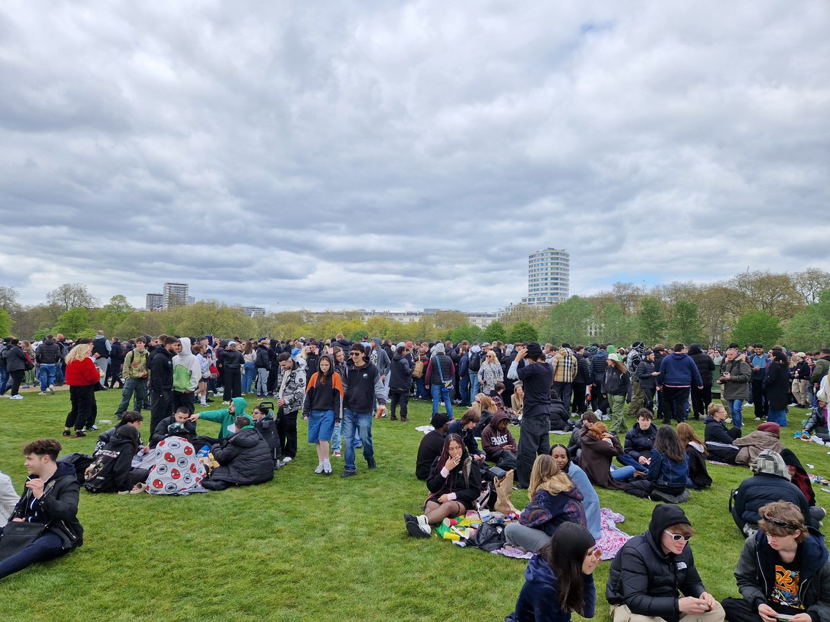 bigjohnldn's tweet photo. 420 Hyde Park London 🍁 🇬🇧
#StonerFam #420Day #CannabisCommunity #WeedLovers #CannabisClub #WeedSmokers #Cannabis #WeedLife #Stoners #Stoner #Stoned #MaryJane #PotHead #420Life #WakeNBake #WeedHead #Ganja #Hash #THC #CBD #Marijuana #DankOfEngland #MasterKush #OrangeDiesel #Weed https://t.co/uSkJQ3BeBs