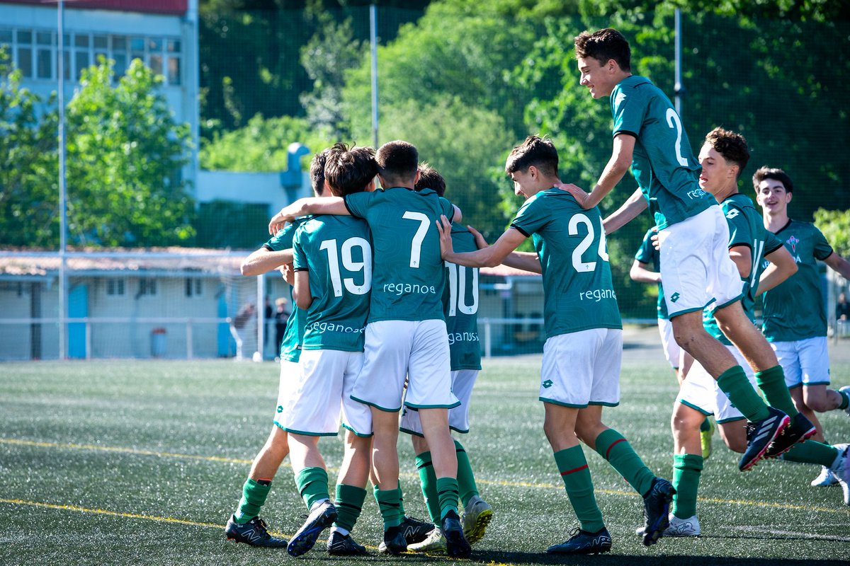 racingferrolsad's tweet photo. Coa victoria desta mañá, os nosos infantiles acadaron un merecido ascenso a División Honor cando aínda restan tres xornadas para o final da liga regular. Noraboa, rapaces! 
#ADNRacinguista #canteiraverde https://t.co/JTXLRUqLGQ