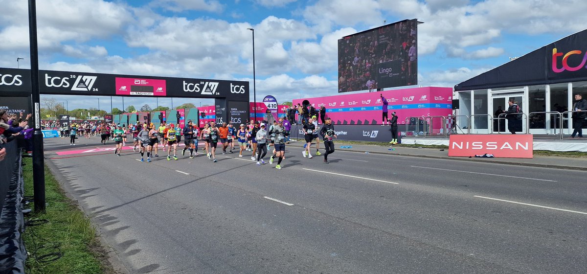 It's a great atmosphere today here at the @LondonMarathon start lines, we have nearly 50 specials out today supporting our regular colleagues. Fancy joining us next year? Sign up today to become a Special met.police.uk/police-forces/… #londonmarathon2024 #MSC