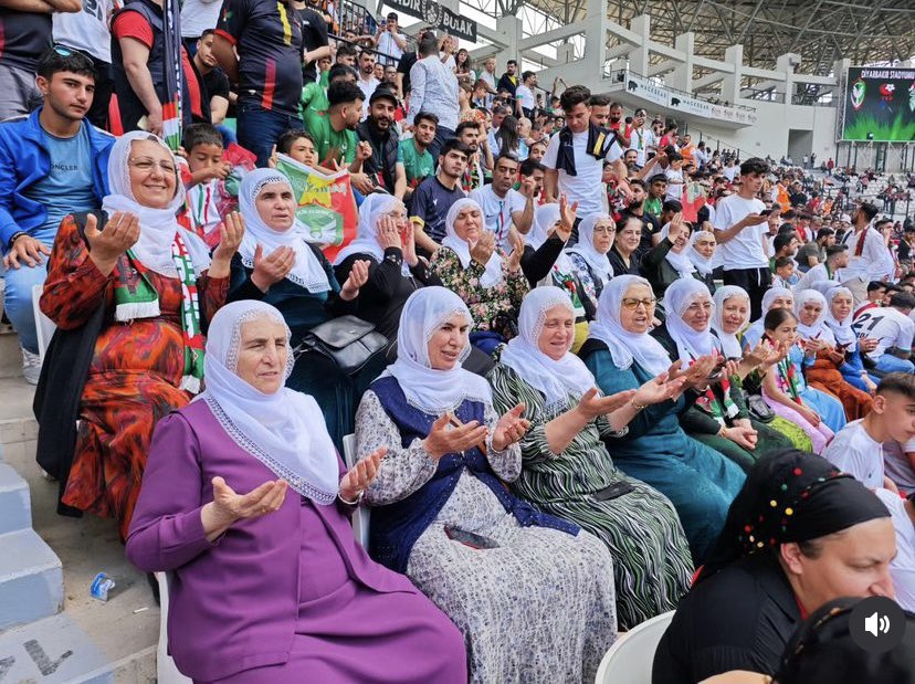 Barış Anneleri, maçı öncesi Amedspor’un kazanması için dua ediyor.