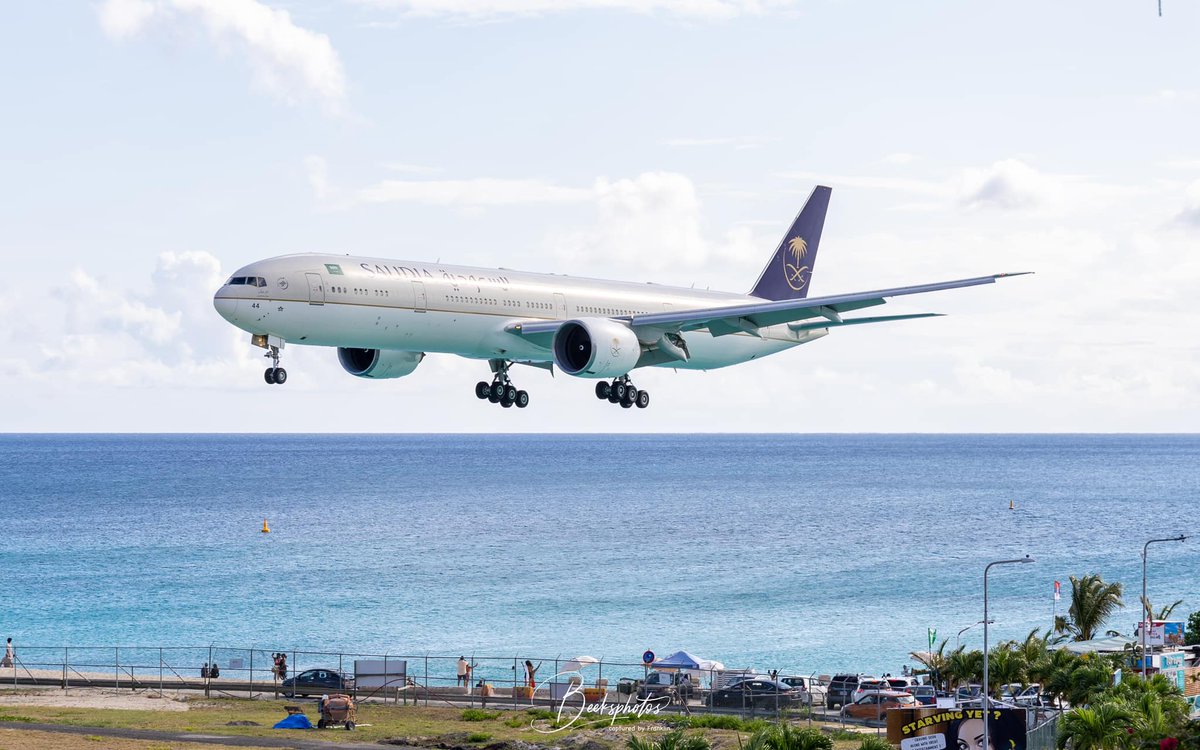 AeronewsGlobal's tweet image. 1/ Back to Princess Juliana International Airport (SXM) on April 20th: @BoeingAirplanes 777-300ER @Saudi_Airlines (HZ-AK44), VIP flight. Photos: Beeks Jeffers.