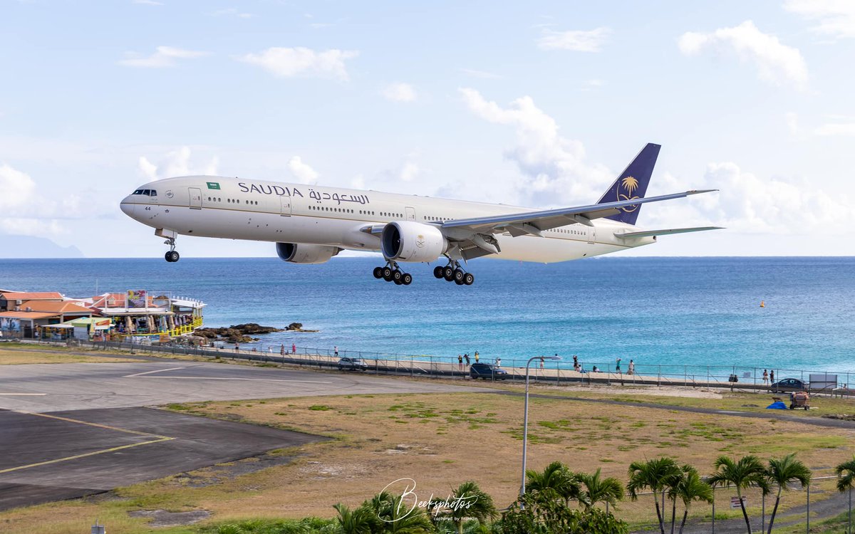 AeronewsGlobal's tweet image. 1/ Back to Princess Juliana International Airport (SXM) on April 20th: @BoeingAirplanes 777-300ER @Saudi_Airlines (HZ-AK44), VIP flight. Photos: Beeks Jeffers.