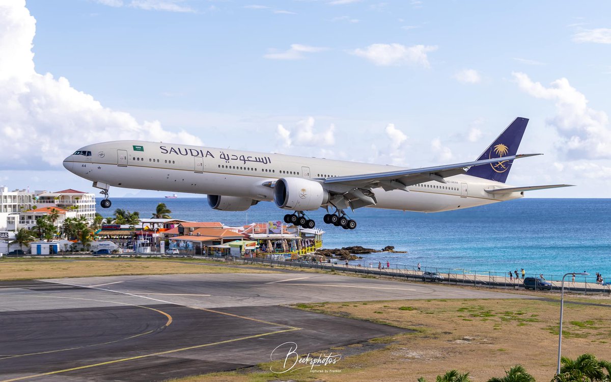 AeronewsGlobal's tweet image. 1/ Back to Princess Juliana International Airport (SXM) on April 20th: @BoeingAirplanes 777-300ER @Saudi_Airlines (HZ-AK44), VIP flight. Photos: Beeks Jeffers.