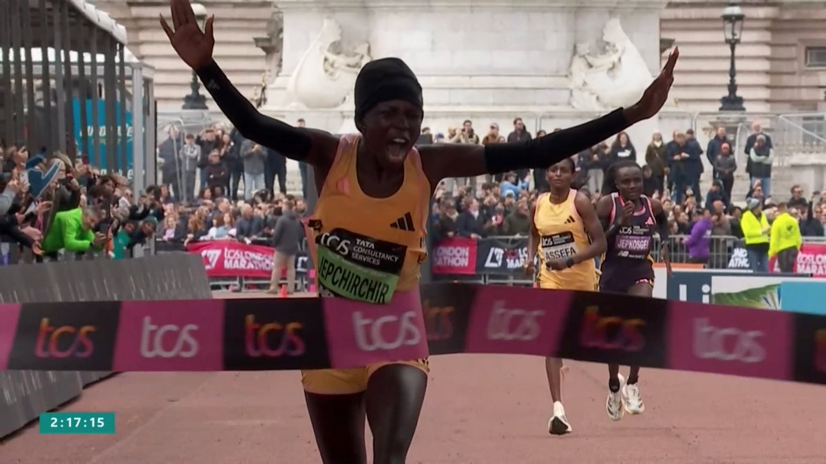 It came down to a four-way sprint finish and Kenya's Peres Jepchirchir won the London Marathon in a women's-only world record of 2:16:16. Tigst Assefa (2:16:23), Joyciline Jepkosgei (2:16:24), and Megertu Alemu (2:16:34) also went under the previous record.