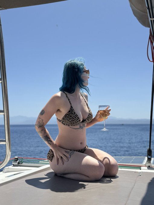 RT et je t&rsquo;invite sur mon bateau 💦 https://t.co/9fEBCxzmjY