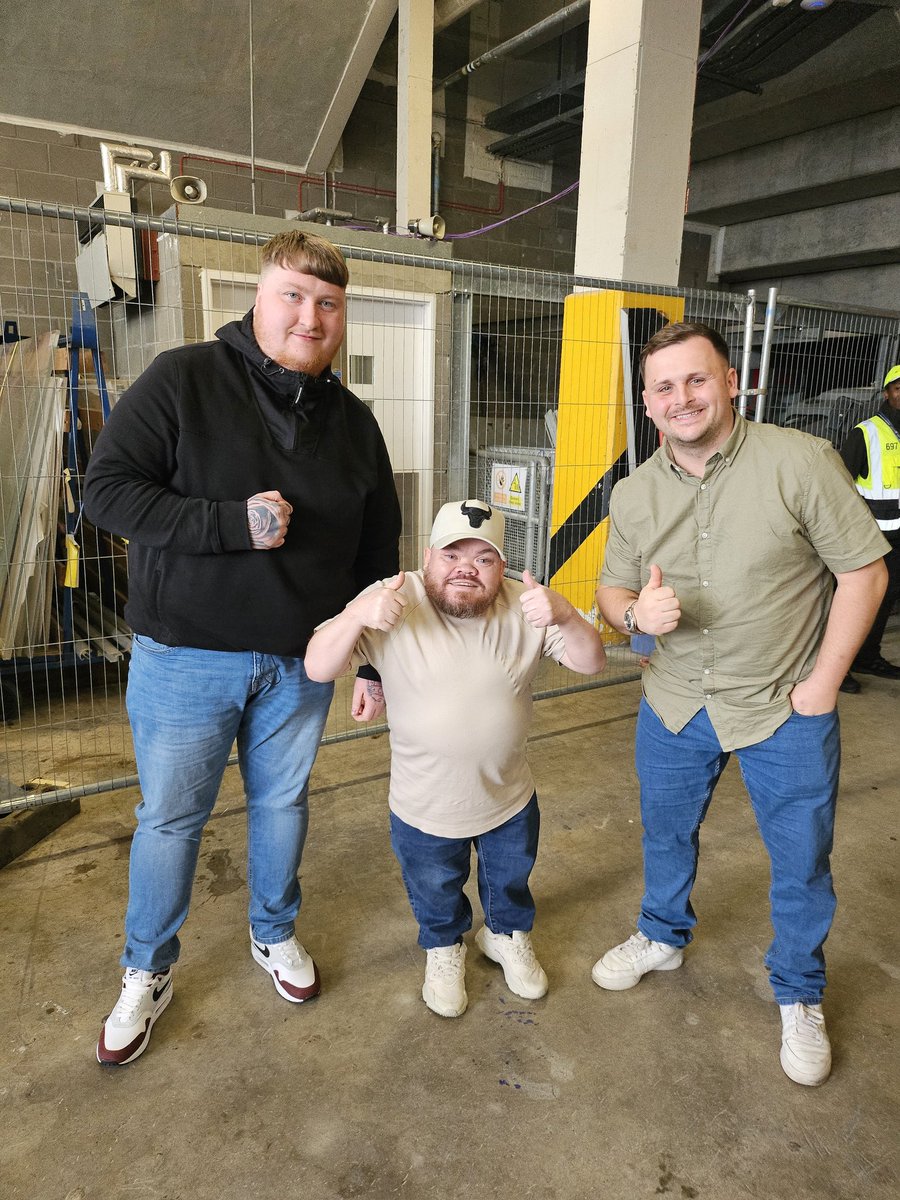 Great night at <a href="/CageWarriors/">Cage Warriors</a> Glasgow, Gutted for <a href="/CowaBungard/">Chris Bungard</a> but know he'll be back stronger🔥

Managed to grab pictures with these 2 legends <a href="/leatherdpodcast/">Leather'd Podcast</a> <a href="/Pint2Shots/">A Pint & Two Shots Podcast</a>